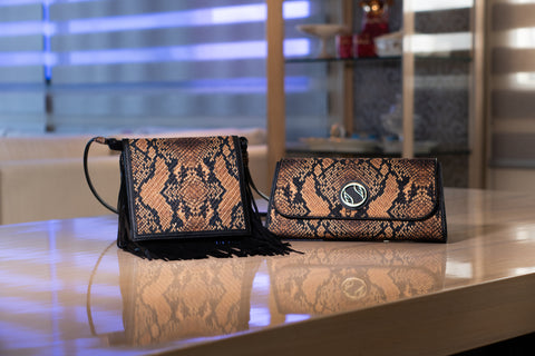 Cartera tipo flecos animal print negro