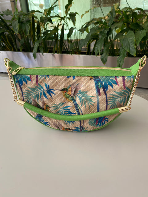 Cartera Mezzaluna colibrí con cuero verde