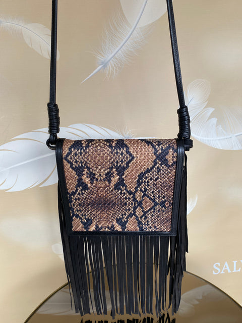 Cartera tipo flecos animal print negro