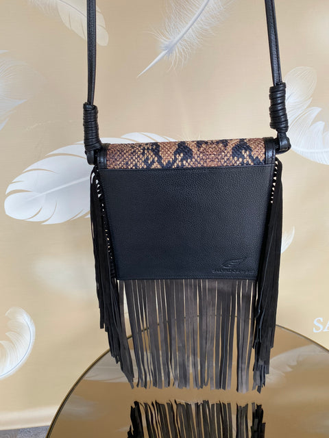 Cartera tipo flecos animal print negro